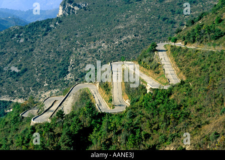 Bergstraße mit beugt sich Haarnadeln in Alpes-Maritimes, Frankreich Stockfoto