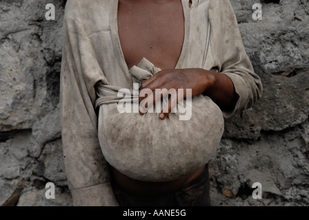 Junge vertriebene kongolesische Mädchen halten ein Maisbündel nach der Verteilung der Lebensmittel durch das WFP in der Provinz Nord-Kivu im Osten der Demokratischen Republik Kongo in Afrika Stockfoto