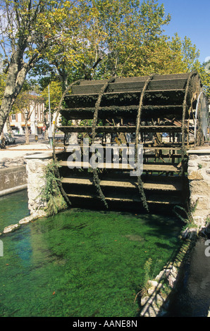 Wasserrad an der Stadt von L'Isle-Sur-la-Sorgue, Luberon, Vaucluse, Frankreich, Europa Stockfoto