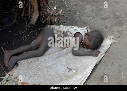 Ein vertriebener kongolesischer Junge schläft auf dem Boden in einem provisorischen IDP-Lager in Nord-Kivu, Kongo, DR Afrika Stockfoto