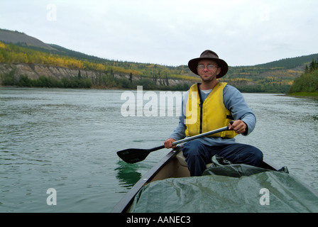 Kanu auf dem Yukon River in der Nähe von Carmacks, Yukon, Kanada Stockfoto