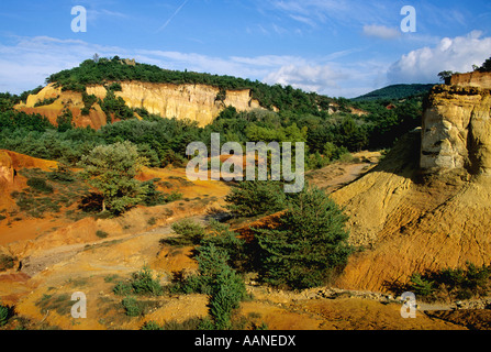 Felsen in der Nähe von Rustrel, Ocker, Luberon, Süden von Frankreich, Europa Stockfoto