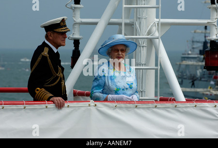 Seine königliche Hoheit Queen Elizabeth 2 und Duke of Edinburgh Überprüfung der Flottenzuwachs Stockfoto