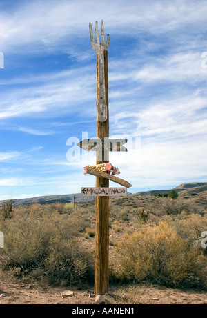Die Markierung „A Fork in the Road“ steht an der Kreuzung zweier Landstraßen in New Mexico, ein skurriles Wahrzeichen in der Hochwüstenlandschaft. Stockfoto