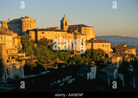 Dorf Gordes beschriftet Les Plus beaux villages de France, einem der schönsten Dörfer von Frankreich, Vaucluse, Provence-Alpes-Côte d'Azur, Frankreich Stockfoto