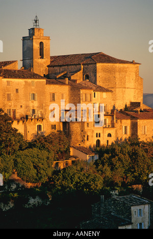 Dorf Gordes beschriftet Les Plus beaux villages de France, einem der schönsten Dörfer von Frankreich, Vaucluse, Provence-Alpes-Côte d'Azur, Frankreich Stockfoto