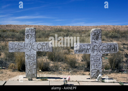 Zwei alte steinerne Kreuze auf dem alten Friedhof in San Antonio Mission in New Mexiko Stockfoto