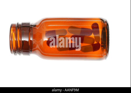 Pillen in Pille Flasche von der Seite looing nach unten Stockfoto