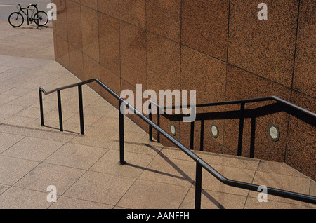 Fahrrad am Ende der Treppe mit Geländer Innenstadt Bankenviertel Los Angeles Kalifornien USA Stockfoto