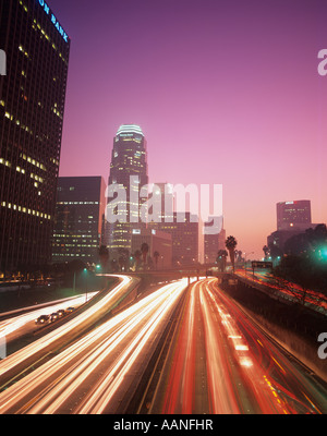 Retro-Bild Rush Hour Downtown LA mit Autolicht Streifen entlang der Autobahn Los Angeles California USA Stockfoto