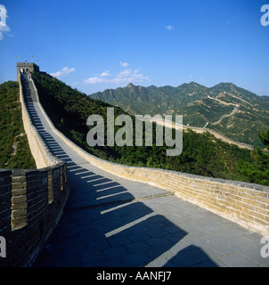 Die chinesische Mauer bei Badaling Pass zu einem Turm klettern und drehen in die dahinter liegenden Berge in der Provinz Hebei China Stockfoto