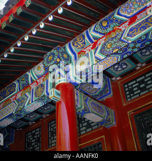 Nahaufnahme des Daches Balken in den Sommerpalast zeigt rot, grün, blau, weiß und Gold lackiert Design in Peking China Stockfoto