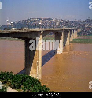 Die Yangtze River Bridge überspannt über das schlammige wirbelnden Wasser des Jangtse in Chongqing Sichuan China Stockfoto