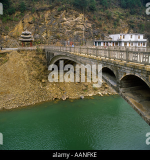 Gewölbte Brücke über Fluss mit Pagode auf anderen Seite in Longsheng autonomen Region in der Provinz Guangxi, China Stockfoto
