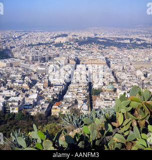Luftbild vom Mount Likavittos mit Kakteen im Vordergrund über die Stadt, die Akropolis und den Parthenon über Athen Griechenland Stockfoto