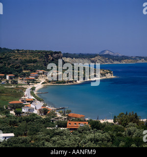 Kleine Stadt von Keri in der Bucht mit Felsenküste und strauchartigen Hang oberhalb auf Zakynthos Insel der griechischen Inseln Griechenland Stockfoto