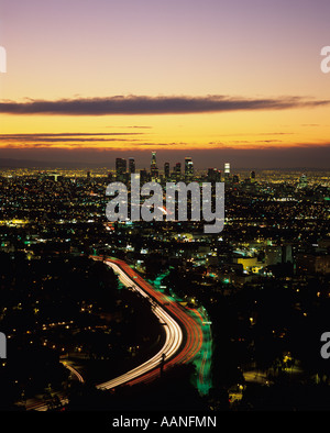 1990er Jahre Sonnenaufgang über LA mit Lichtstreifen auf dem Highway 101 vom Mulholland Drive über LA Los Angeles Kalifornien USA Stockfoto