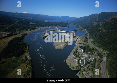 Retro-Bild, ein Luftbild über den Bonneville Dam, der sich entlang der Columbia River Gorge zwischen Oregon und dem US-Bundesstaat Washington erstreckt Stockfoto