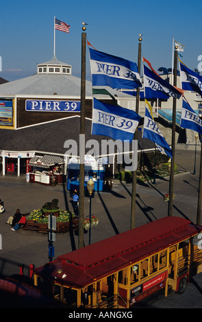 Pier 39 Eingang mit Fahnen und Straßenbahn an sonnigen Tag San Francisco Kalifornien, USA Stockfoto