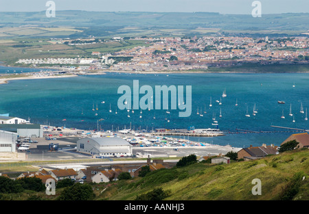 Portland Harbour, Weymouth, Dorset, England, Vereinigtes Königreich von der Isle of Portland in Richtung Weymouth. Austragungsort der Olympischen Spiele 2012 Segeln Stockfoto