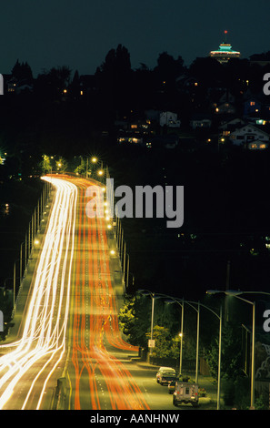 Im Zentrum von seattle blickt die Space Needle über den Queen Anne Hill und die leichten Steaks auf der Aurora Bridge im Washington State, USA Stockfoto