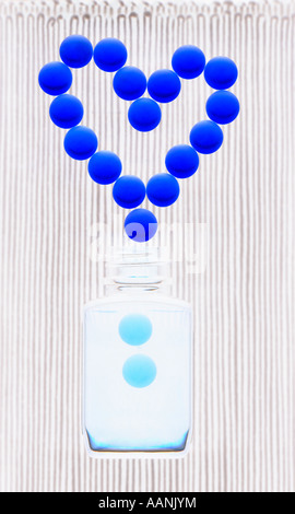 Herzform der blauen Pillen über Flasche Stockfoto