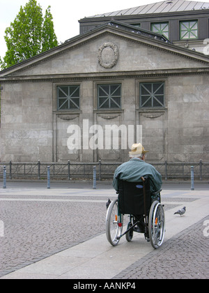 Alter Mann im Rollstuhl am Wittenberg-Platz, Berlin, Deutschland Stockfoto