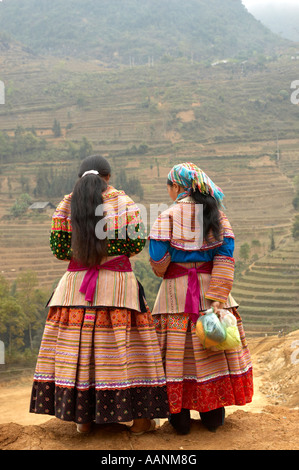 Zwei junge Frauen auf dem können Cau Wochenmarkt, Nord-Vietnam. Stockfoto