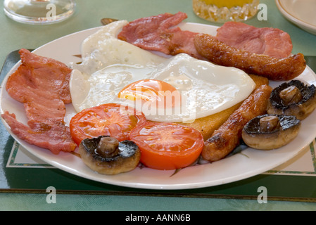englisches Frühstück mit Tee und Orangensaft im Bed &amp; Breakfast-Unterkunft Stockfoto