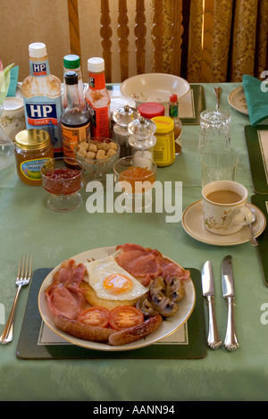 englisches Frühstück mit Tee und Orangensaft im Bed &amp; Breakfast-Unterkunft Stockfoto