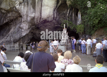 Massabielle Grotte im Heiligtum unserer Dame von lourdes, Basilika der makellosen Empfängnis, Basilika Lourdes, Lourdes, Frankreich Anfang 1990 Stockfoto