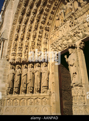 Zentrale Türöffnung, Westfassade der Kathedrale Notre Dame, Ile-de-la-Cité, Paris, Frankreich. Stockfoto