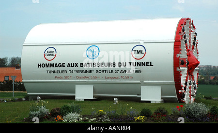 Seitenansicht des Kanals Tunnelbohrmaschine verwendet als Denkmal für Mitarbeiter, die Eisenbahnverbindung Coquelles Frankreich gebaut Stockfoto