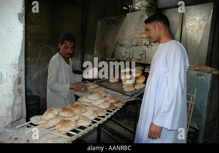 Bäckerei in Luxor Basar entfernen frisch gekocht Brot aus dem Ofen Luxor Ägypten Stockfoto