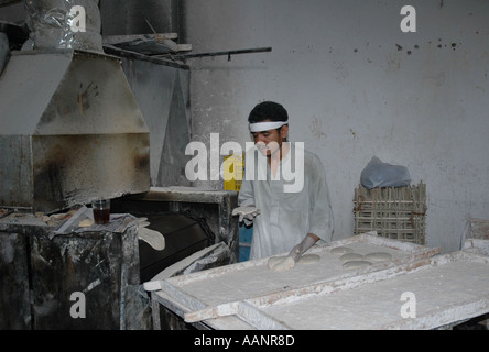 Bäckerei in Luxor Basar Fütterung Teig in Ofen zu Luxor Ägypten Brot Stockfoto