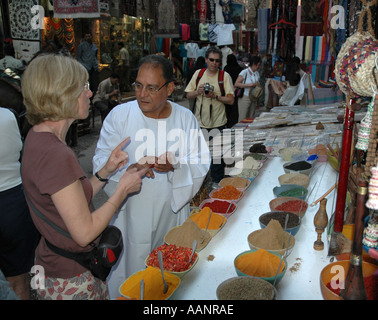 In einem Gewürz-laden in Ägypten Luxor Basar Feilschen Stockfoto