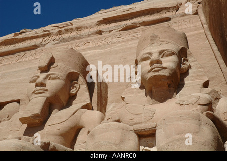 Große Tempel von Ramses II Abu Simbel Ägypten Nahaufnahme von zwei Statuen von Ramses II Stockfoto