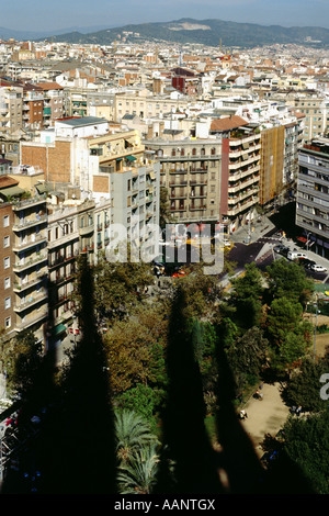 Schatten der Türme der Kathedrale Sagrada Familia gegossen über Barcelona Stockfoto