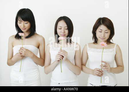 Drei Frauen mit Blumen Stockfoto