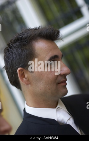 junger Mann im Anzug Stockfoto