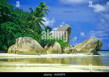 Felsen am Strand von Pointe Source d ' Argent, Seychellen, La Digue Stockfoto