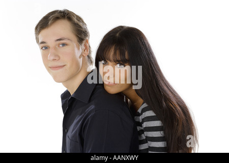 junge Frau, die ihren Kopf auf der Schulter des Mannes ruht Stockfoto