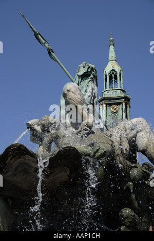 Neptun-Brunnen in der Nähe von Fernsehturm in Berlin-MItte, St.-Marien-Kirche im Hintergrund, Deutschland, Berlin Stockfoto