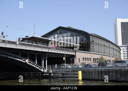 Bahnhof Friedrichstraße gesehen von der Spree, Ost-Berlin, Deutschland, Berlin; Mitte, Berlin Stockfoto