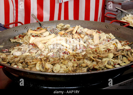 Frisch zubereitete Tartiflette, auf dem internationalen Markt am Strand von Weymouth UK. Stockfoto