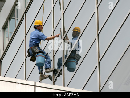 JPN, Japan, Tokio: Fensterputzer an der Glasfassade eines Wolkenkratzers Stockfoto