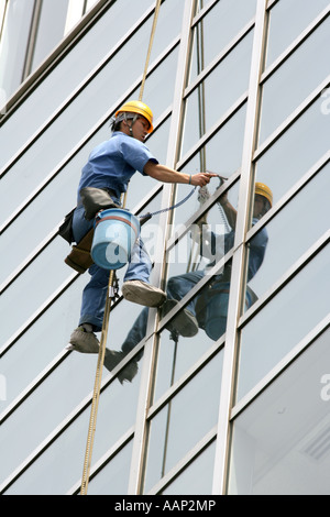 JPN, Japan, Tokio: Fensterputzer an der Glasfassade eines Wolkenkratzers Stockfoto