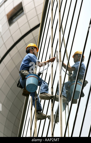 JPN, Japan, Tokio: Fensterputzer an der Glasfassade eines Wolkenkratzers Stockfoto