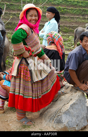 Junge Frau aus der Flower Hmong hill Stamm bei Coc Ly Markt, Sapa, Nord-Vietnam Stockfoto