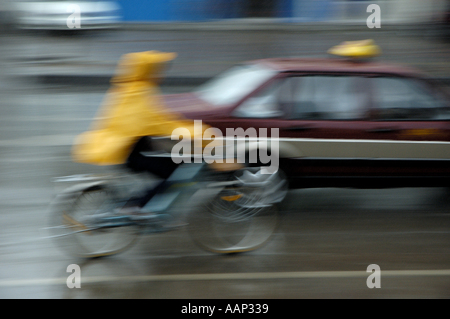 China Shanxi Datong Mann auf einem Fahrrad Beschleunigung unter dem Sturm Stockfoto